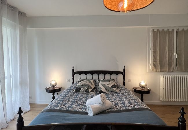 Appartement à Le Mans - The 70´s - Balcon - 8 pers. - Rêve au Mans Appartement à Le Mans - The 70´s - Balcon - 8 pers. - Rêve au Mans