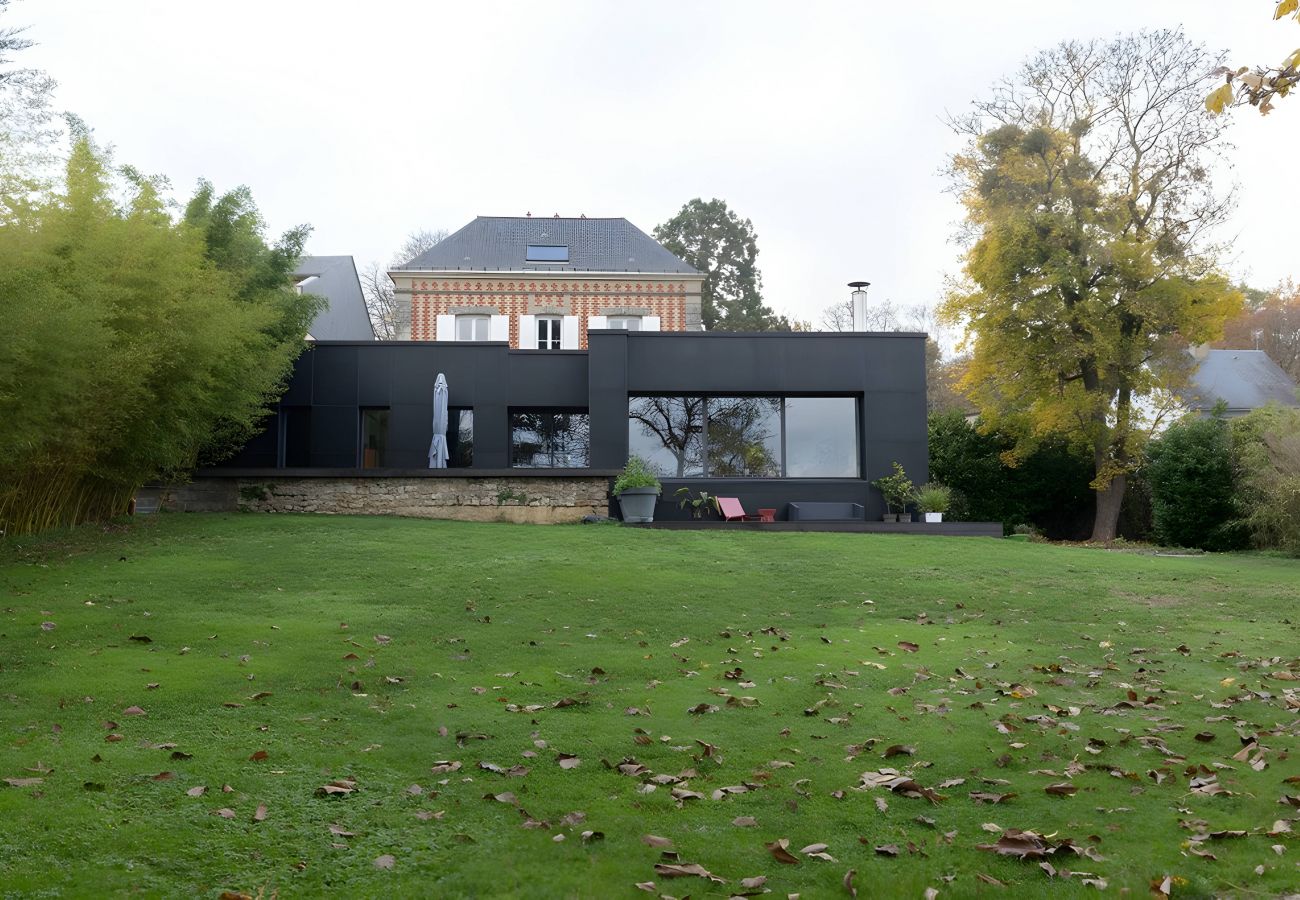 Façade moderne et spacieuse de la Villa d'Isaac, vue depuis le jardin