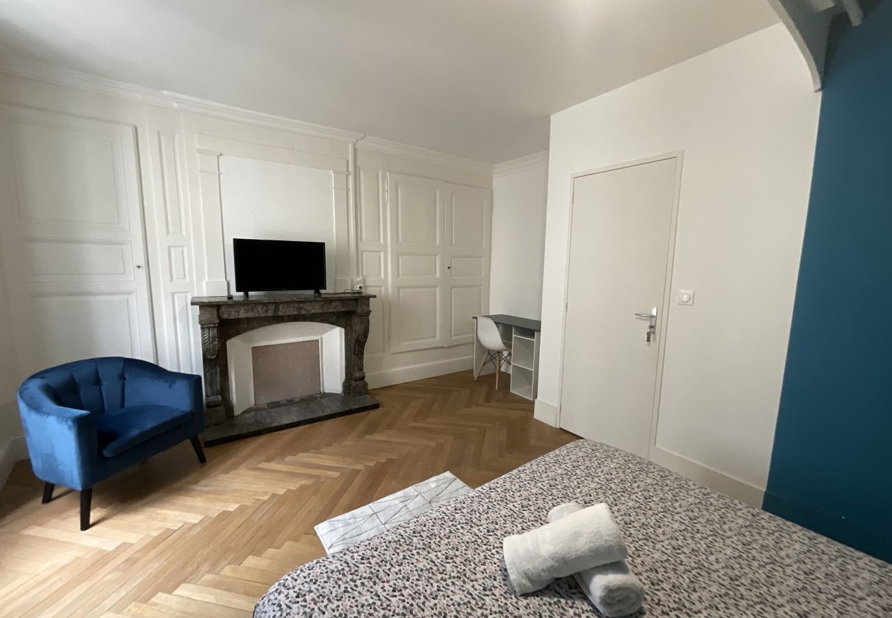 Chambre élégante avec cheminée décorative au 