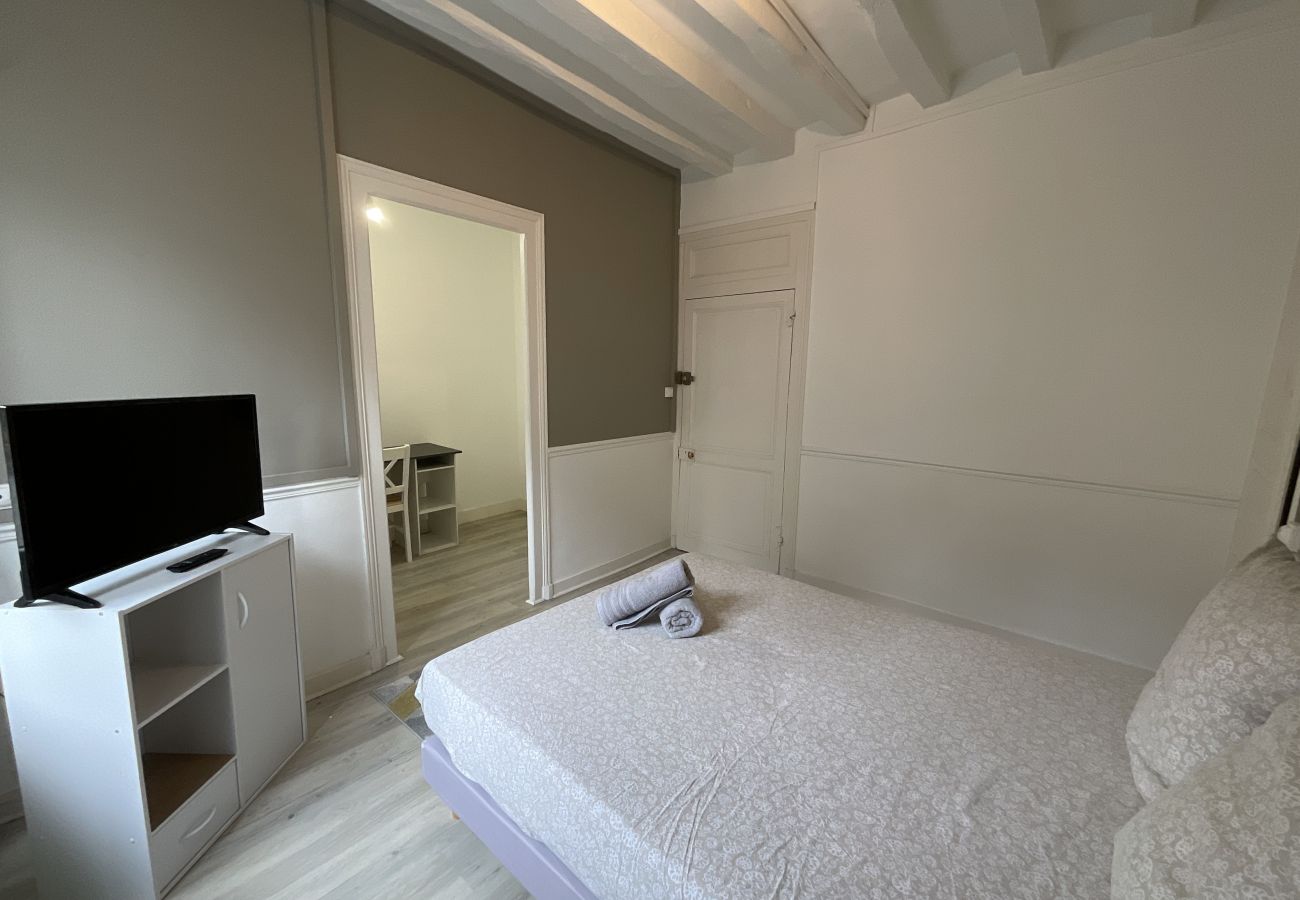 Vue différente de la chambre confortable avec charme mansardé au 