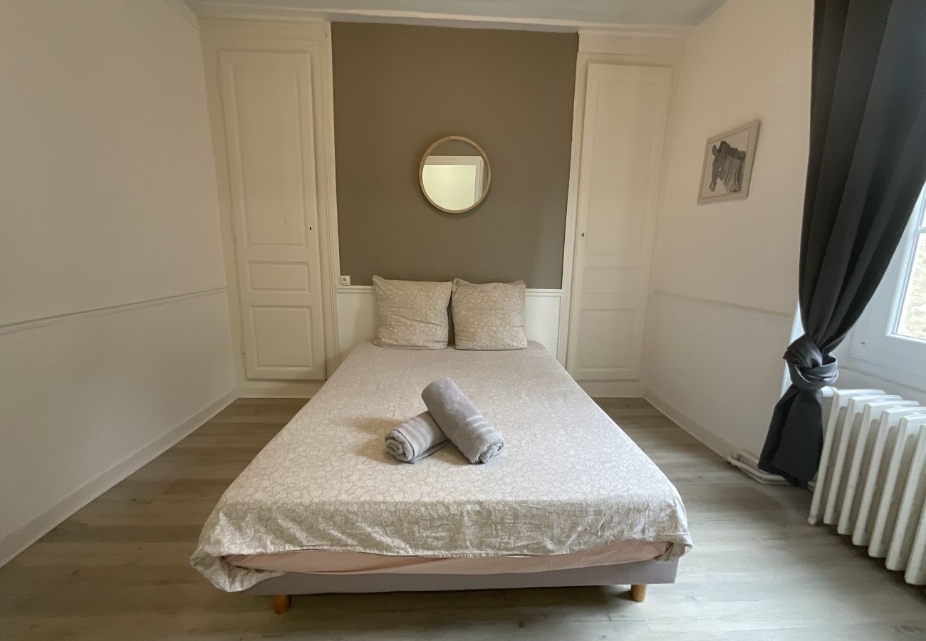 Chambre confortable, radiateur rustique, cadre décoratif et miroir au Family, offrant une atmosphère chaleureuse.