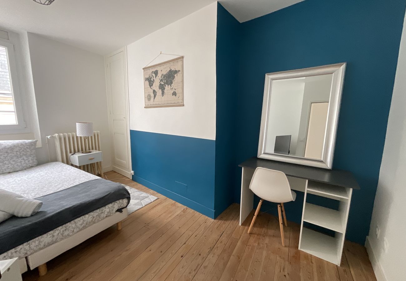 Chambre spacieuse avec coin bureau au Family, offrant un espace propice à la concentration et à la productivité.