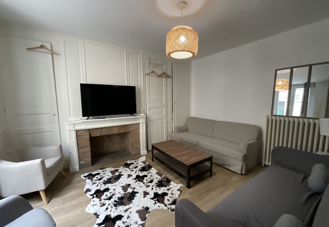 Salon spacieux avec des sièges confortables au Family, idéal pour se détendre après une journée bien remplie.