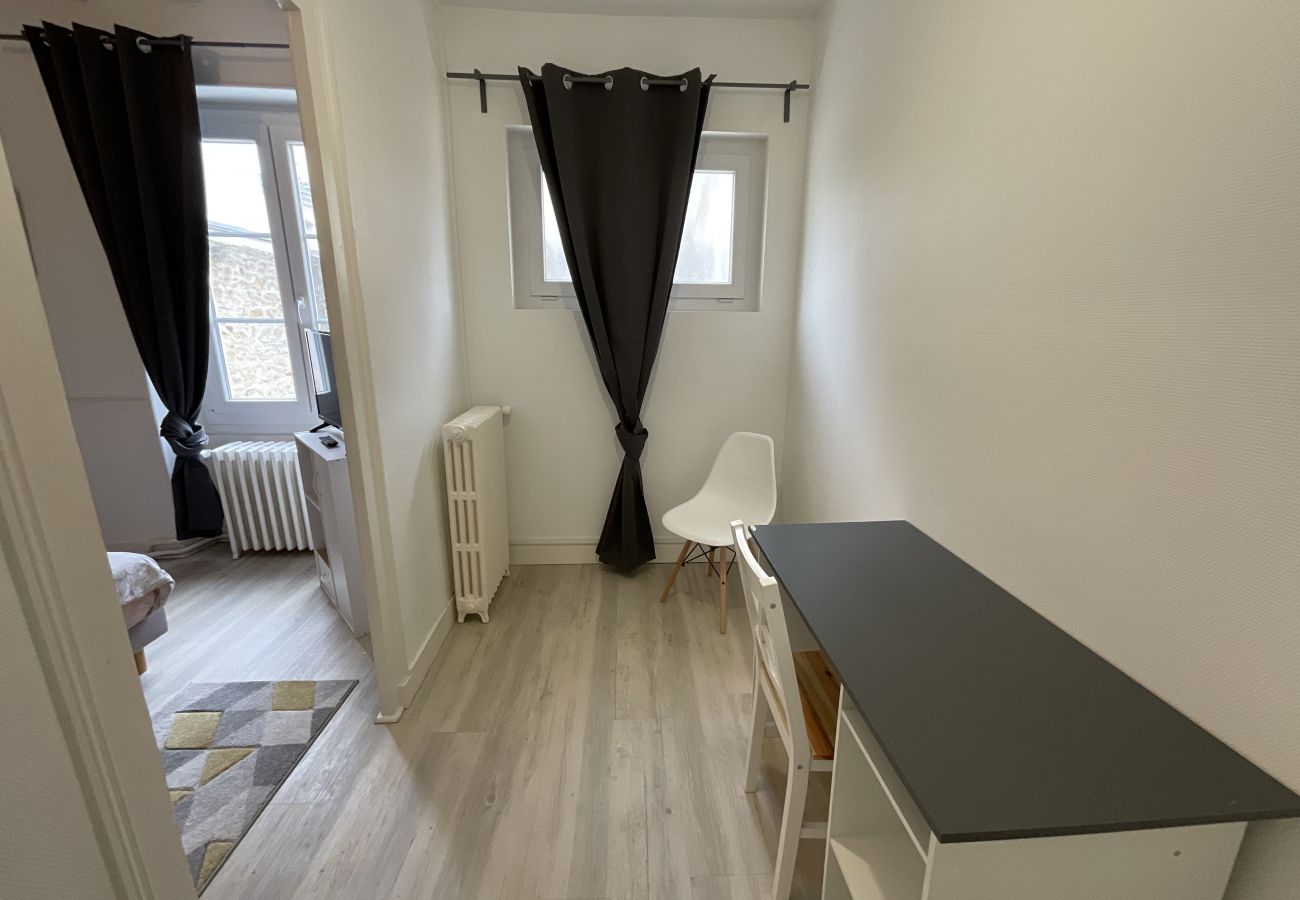 Coin bureau avec bureau, chaise et éclairage au 