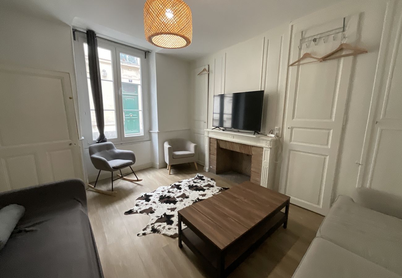 Salon spacieux avec canapés confortables au 