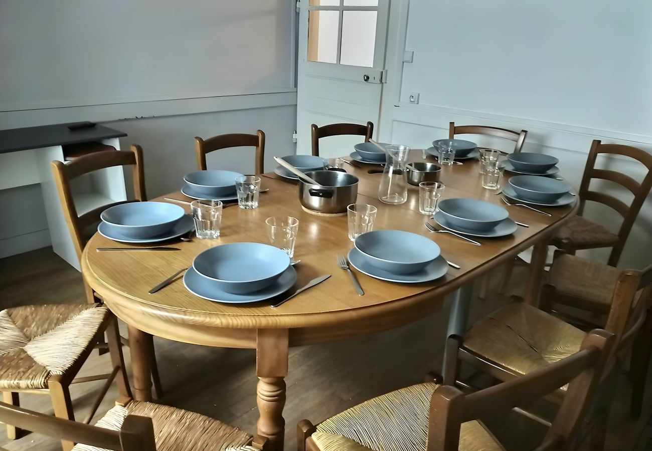 Table à manger dressée avec des couverts au 