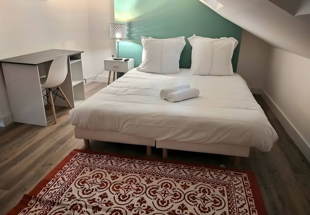 Chambre confortable avec charme mansardé au Family, garantissant une nuit reposante.