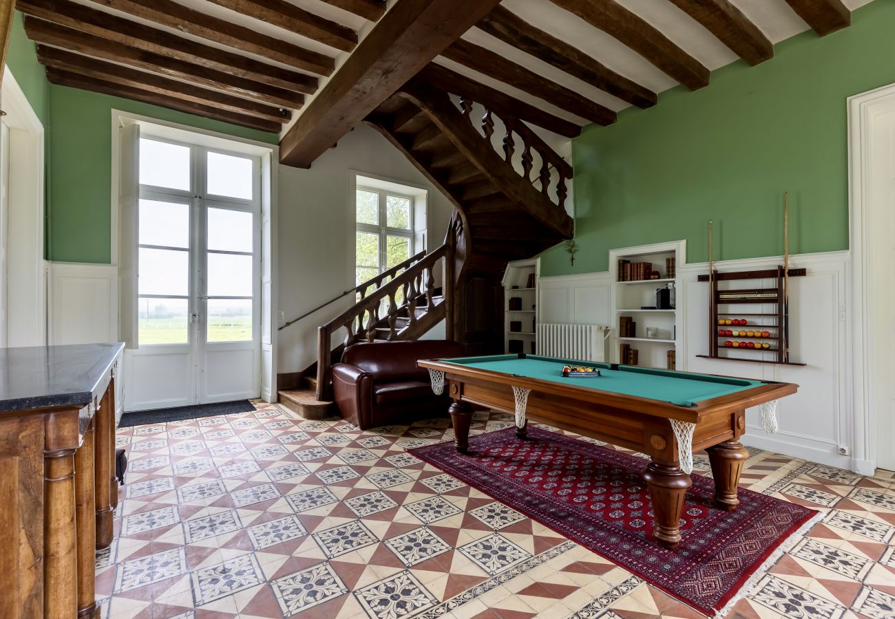 Élégante salle de billard au Château de Marigné