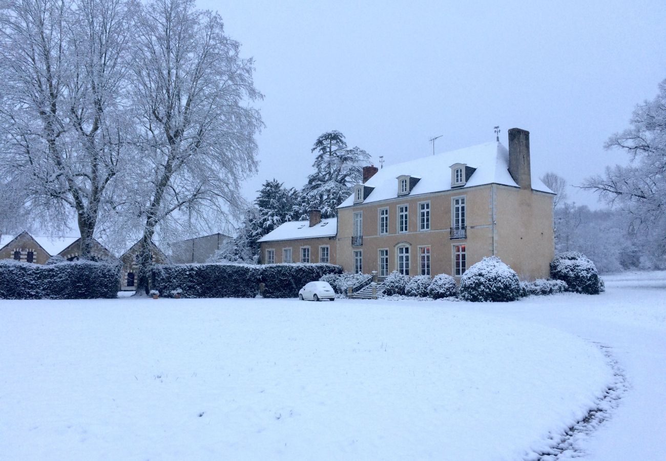 Château de Marigné et son jardin recouvert de neige