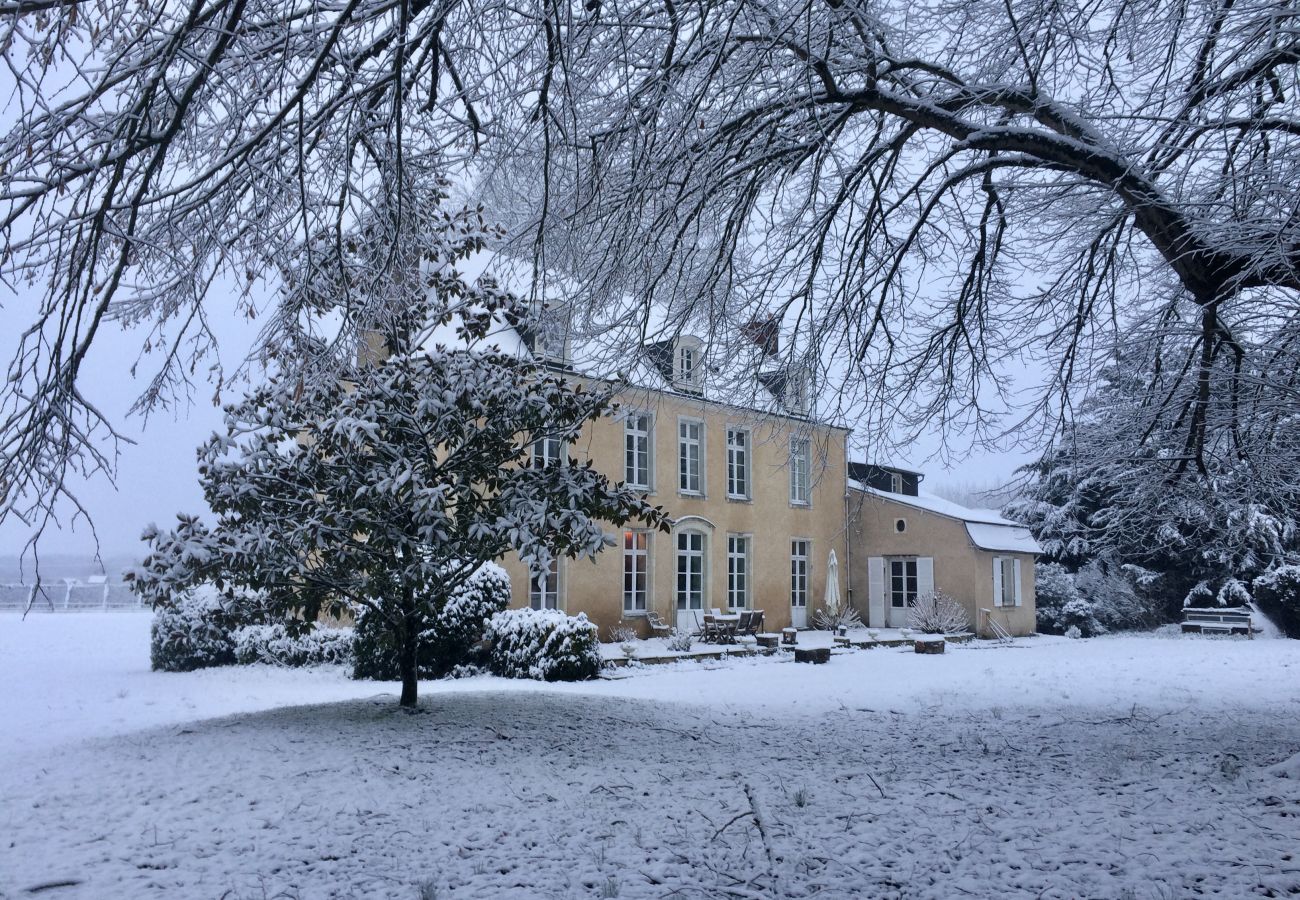 Château de Marigné et son jardin recouvert de neige 