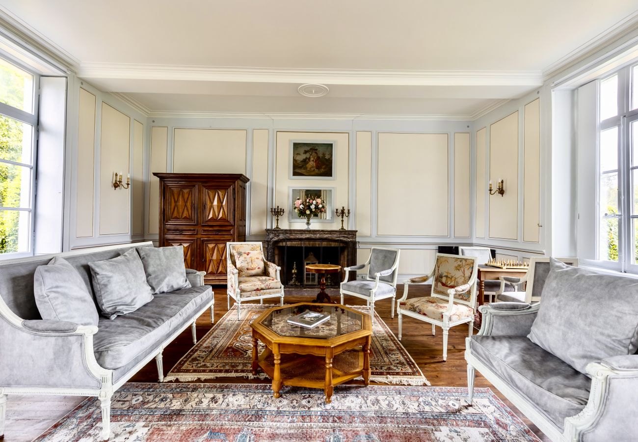 Salon Louis XVI du Château de Marigné, raffinement et élégance