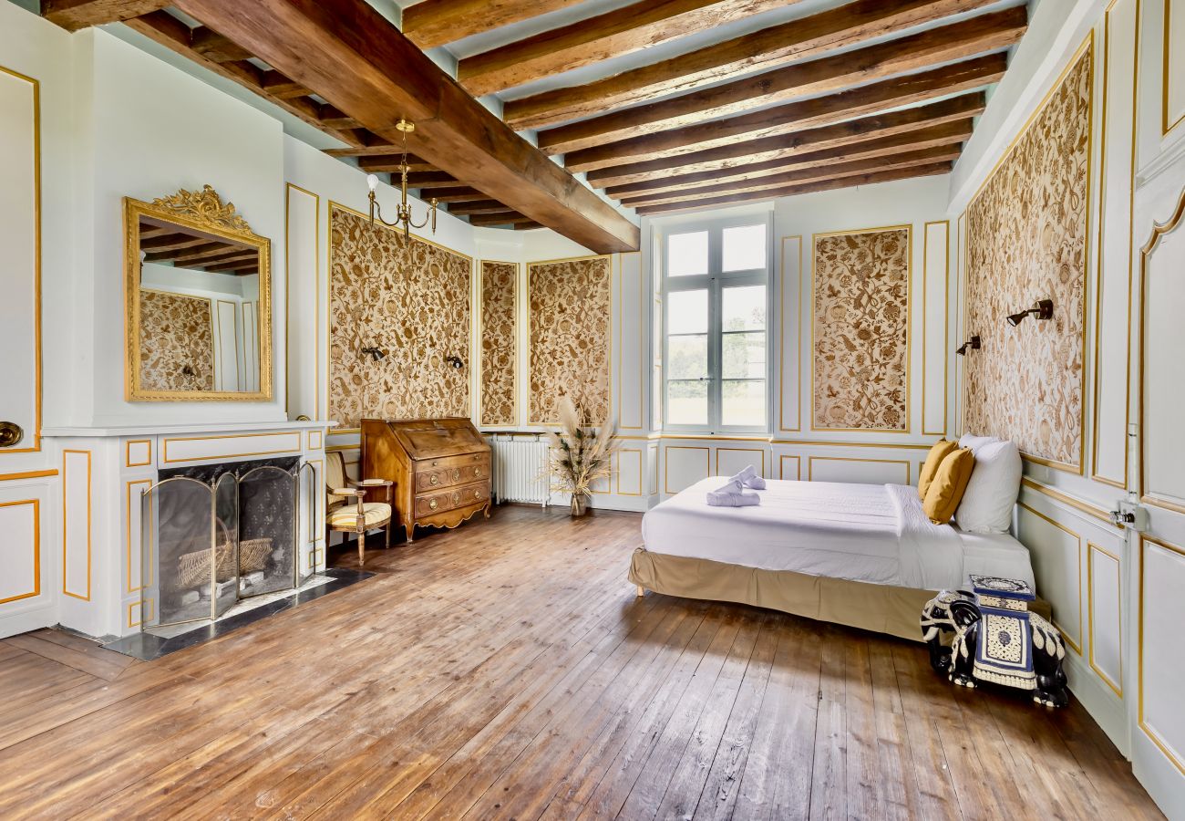 Intérieur de la Chambre Tapissée au Château de Marigné, tapisseries magnifiques et mobilier élégant