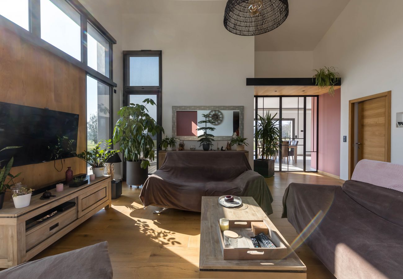 Salon, séjour lumineux avec belle hauteur sous plafond