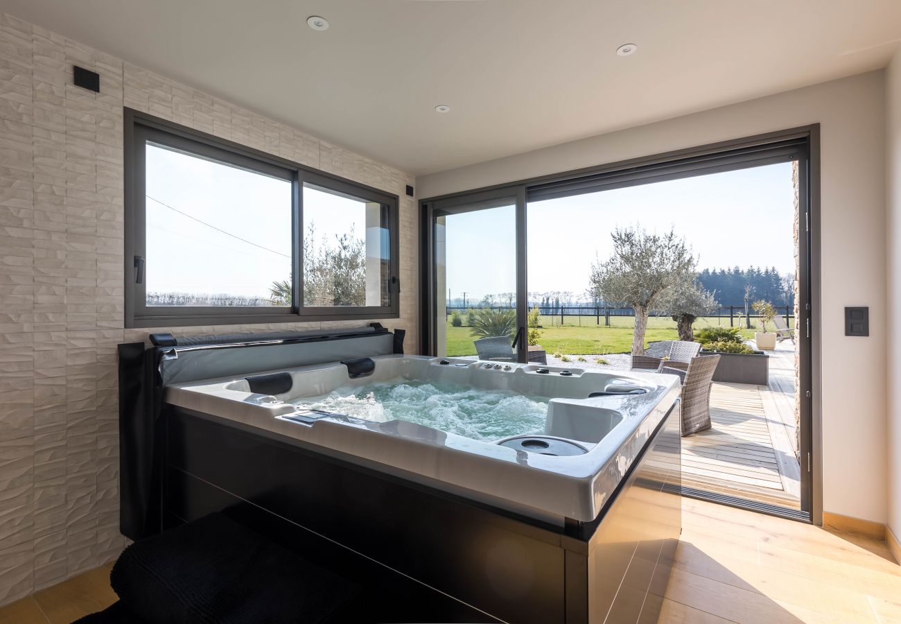 Pièce spa donnant sur terrasse et jardin