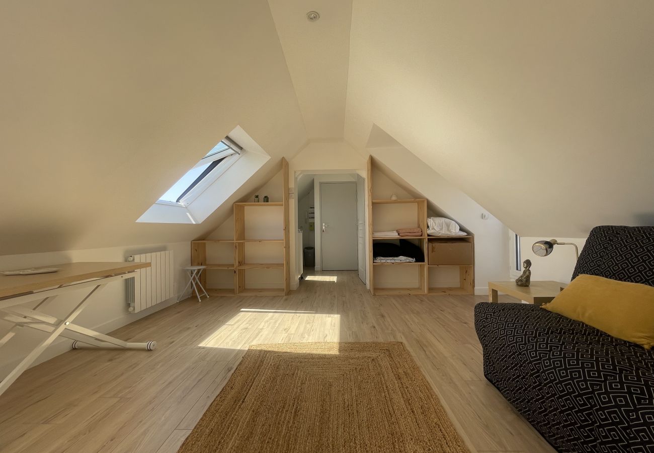 Studio refait à neuf, moderne, canapé convertible pour 2, lumineux, rangements, table et chaise pour se restaurer, salon