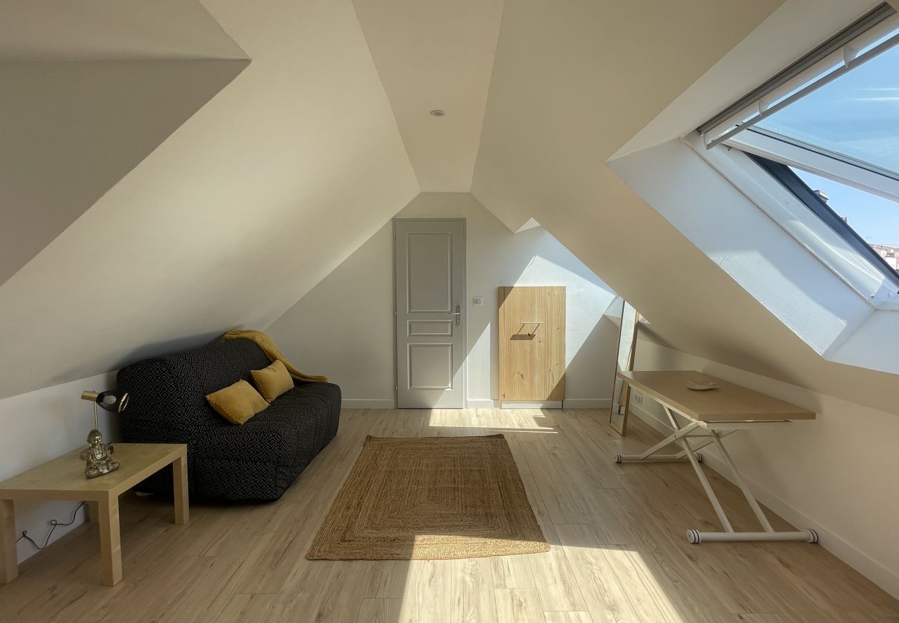 Studio moderne avec salon et espace nuit ; Lumineux salon ; table et chaises pour se restaurer, rangements