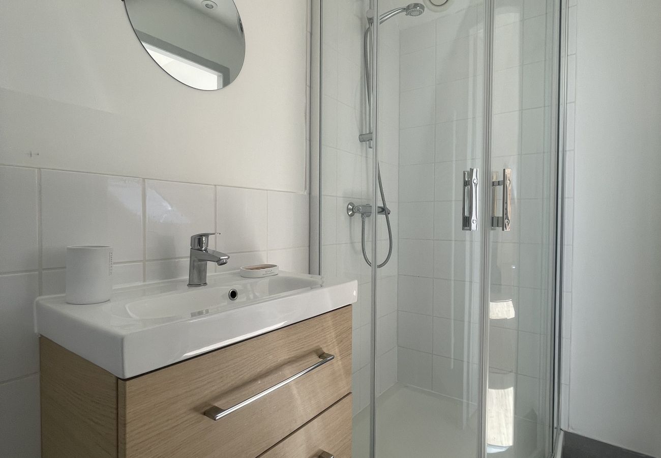 Salle d'eau fonctionelle et etièrement refaite à neuf. Douche et meuble vasque à triple tiroir. 