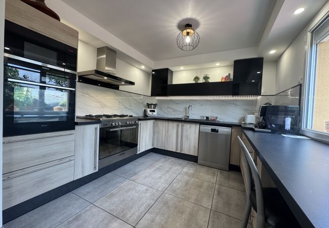 Maison à Le Mans - L'Alhambra House - Proche du Circuit - 11 pers. - Rêve au Mans Maison à Le Mans - L'Alhambra House - Proche du Circuit - 11 pers. - Rêve au Mans