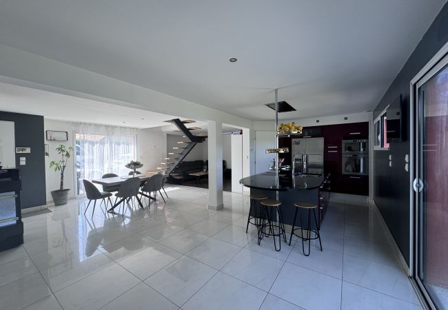 Maison à Saint-Mars-d´Outillé - Le QG des Bolides - 12 pers - Circuit - Rêve au Mans Maison à Saint-Mars-d´Outillé - Le QG des Bolides - 12 pers - Circuit - Rêve au Mans