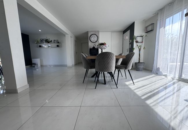 Maison à Saint-Mars-d´Outillé - Le QG des Bolides - 12 pers - Circuit - Rêve au Mans Maison à Saint-Mars-d´Outillé - Le QG des Bolides - 12 pers - Circuit - Rêve au Mans