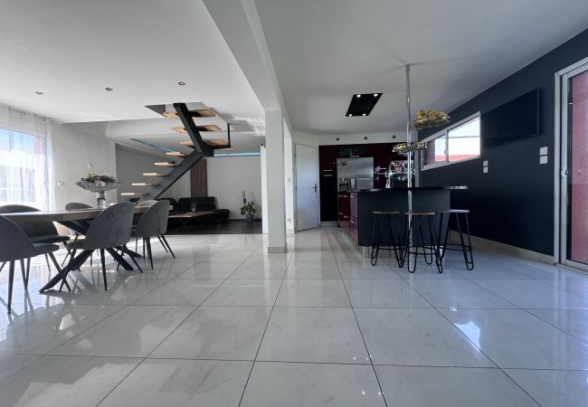 Maison à Saint-Mars-d´Outillé - Le QG des Bolides - 12 pers - Circuit - Rêve au Mans Maison à Saint-Mars-d´Outillé - Le QG des Bolides - 12 pers - Circuit - Rêve au Mans