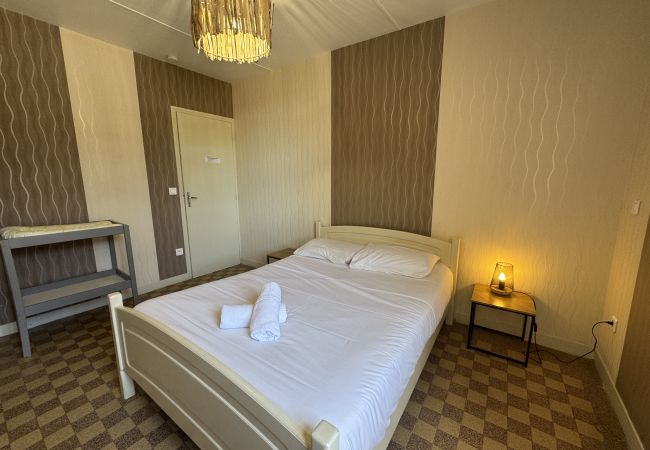 Gîte Rural à Teloché - L’Endurance 24h - 15pers - Circuit Bugatti - Rêve au Mans Gîte Rural à Teloché - L’Endurance 24h - 15pers - Circuit Bugatti - Rêve au Mans